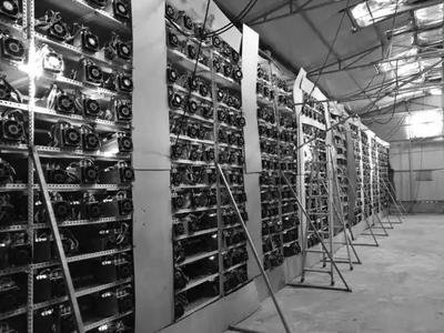 A mining farm located in a cold climate utilizes natural cooling to reduce energy consumption and improve efficiency.